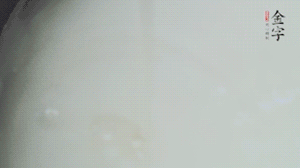 將浸泡了30分鐘的米放入電飯煲中，在水中加入半勺油。