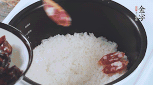 開蓋觀察飯，水微微收干，放入切好的金字香腸、醬肉、醬肉香腸。