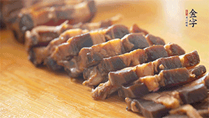 金字醬肉切片。