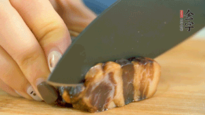 金字風(fēng)味醬肉切成片，上鍋蒸15分鐘。