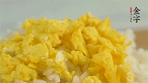 將雞蛋碎、西蘭花碎和放涼的米飯混合，用少許鹽、橄欖油調(diào)味。