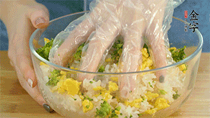 將飯團(tuán)用手搓捏成圓球狀。