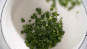韭菜洗凈，切粒。
