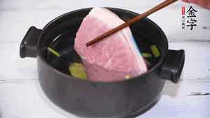 整塊豬肉，加蔥、姜片、料酒焯水。