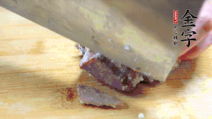 金字鹵牛肉打開(kāi)包裝，把牛肉切成片狀。（眼見(jiàn)為實(shí)，用一整塊牛肉鹵制的鹵牛肉哦，牛肉的香氣感覺(jué)撲鼻而來(lái)有木有！?。。?>
					</div>
					<span>步驟 6/7</span>
					<p>金字鹵牛肉打開(kāi)包裝，把牛肉切成片狀。（眼見(jiàn)為實(shí)，用一整塊牛肉鹵制的鹵牛肉哦，牛肉的香氣感覺(jué)撲鼻而來(lái)有木有！?。。?/p>
				</li><li>
					<div   id=