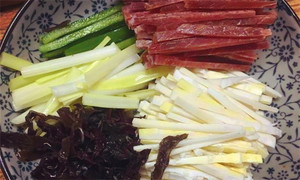 黑木耳泡發(fā)，黑木耳、韭黃、雷筍、青椒切成絲。