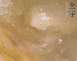 沸騰后撈出蔥結(jié)，小火燉45分鐘，加山藥再燉15分鐘。