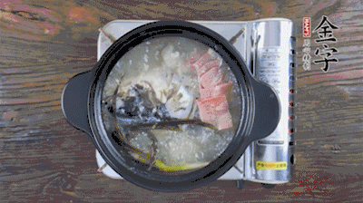 放豆腐、海鮮菇繼續(xù)中小火煮5分鐘。