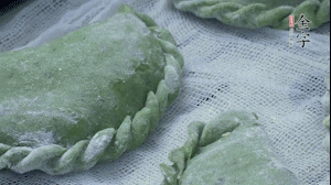 【制作】2.蒸架上墊浸濕的屜布，再放上清明果，大火蒸10~15分鐘，完成，出鍋啦！