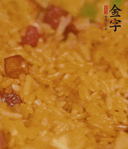 放一撮鹽、生抽少許，倒入炸好的芋頭。最后撒蔥花、蒜末翻炒均勻。