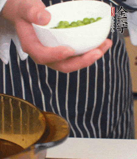胡蘿卜、豌豆和干花菇焯水。