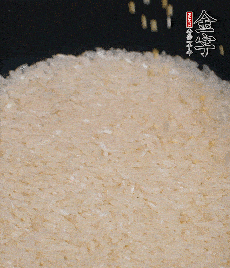大米和小米一起燜成米飯。