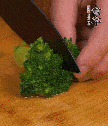 西蘭花用淡鹽水浸泡十幾分鐘后過(guò)開(kāi)水焯燙熟后撈出。