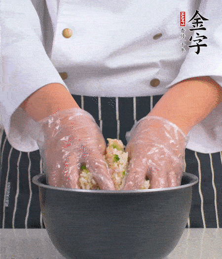 米飯中放西蘭花碎、咸肉丁，加少許黑胡椒、十來(lái)滴橄欖油拌勻。