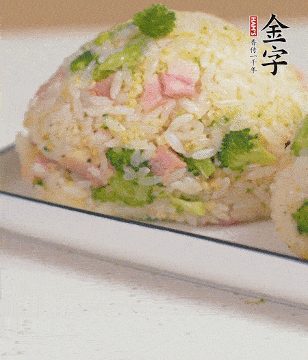 拌好的飯攥成飯團(tuán)。