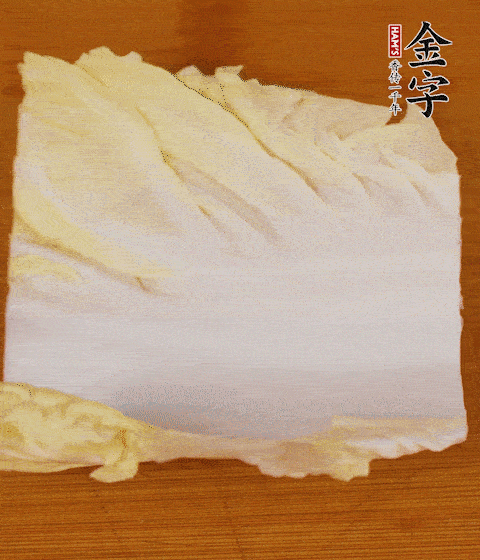 一片白菜一片淡火腿交替疊起，疊個(gè)兩三層放進(jìn)鍋內(nèi)，直到塞滿鍋。