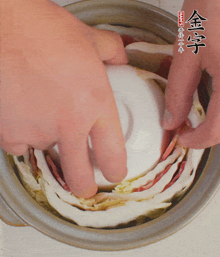 寬度剛好是鍋的高度。扣一個(gè)小碗更有助于幫助造型。