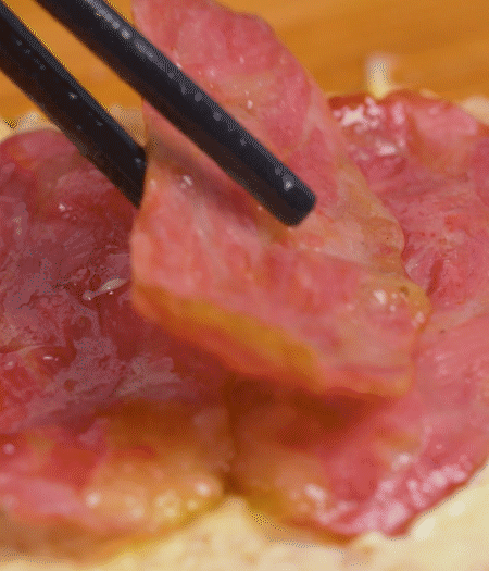 放上火腿、芝士片、生菜，再放一片土司。