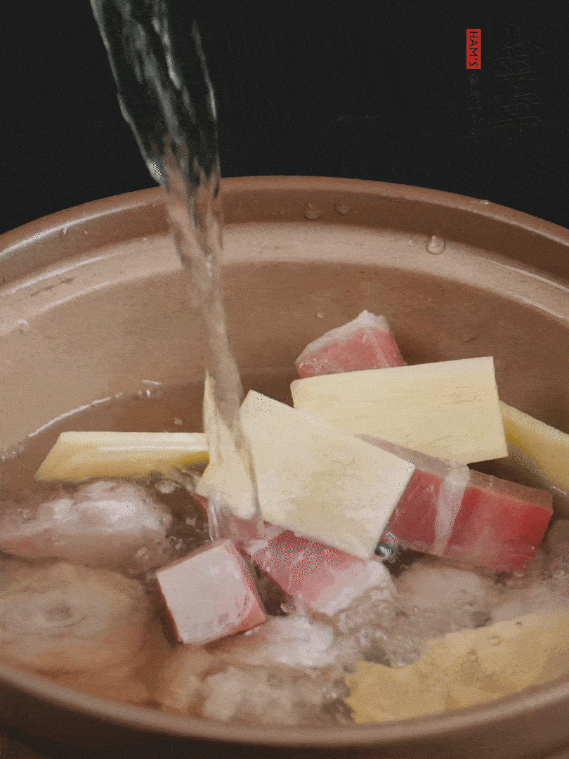 雞塊、火腿、姜片加適量料酒、清水燉80分鐘。