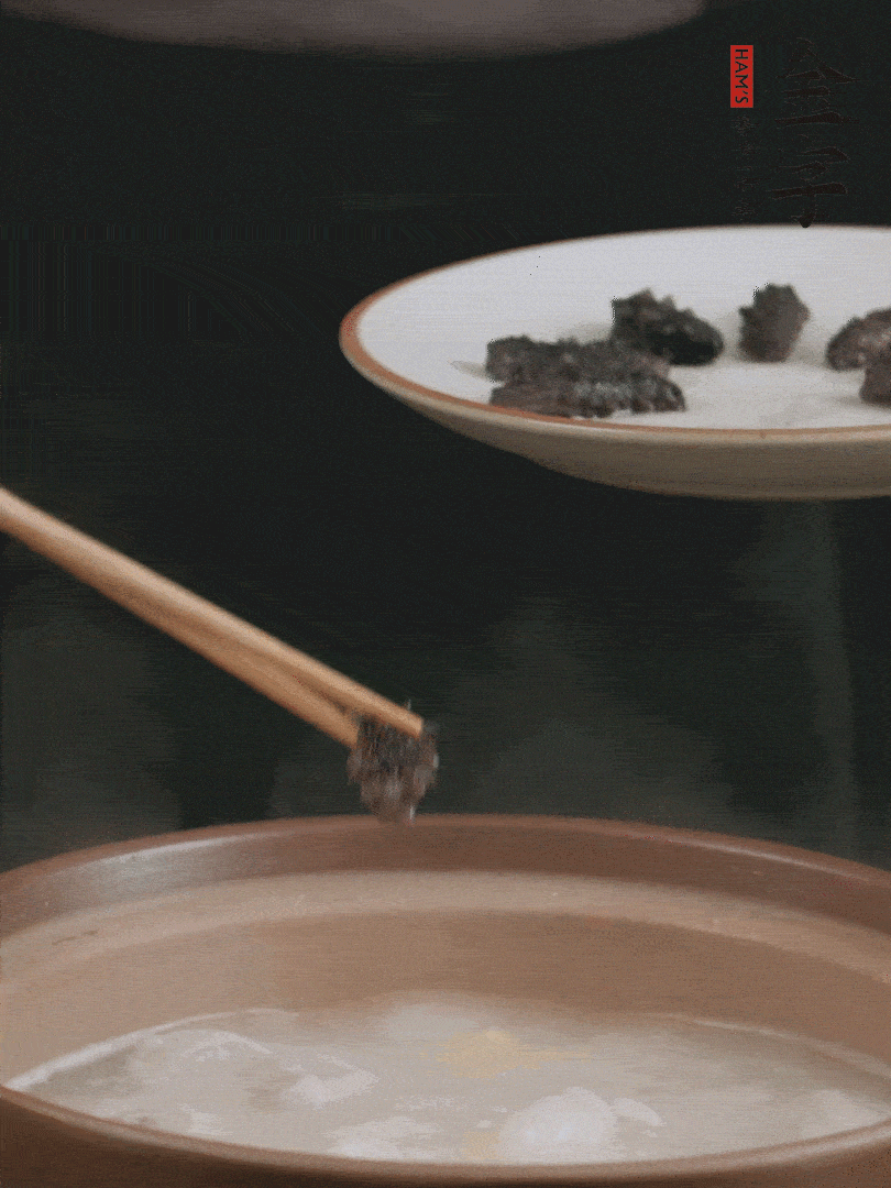 期間雞湯燉到80分鐘時(shí)，加小海參再燉10分鐘。