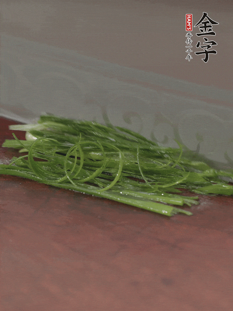生姜切薄片，紅椒切細(xì)絲，小蔥蔥綠切細(xì)絲，泡入冰水中保持新鮮。