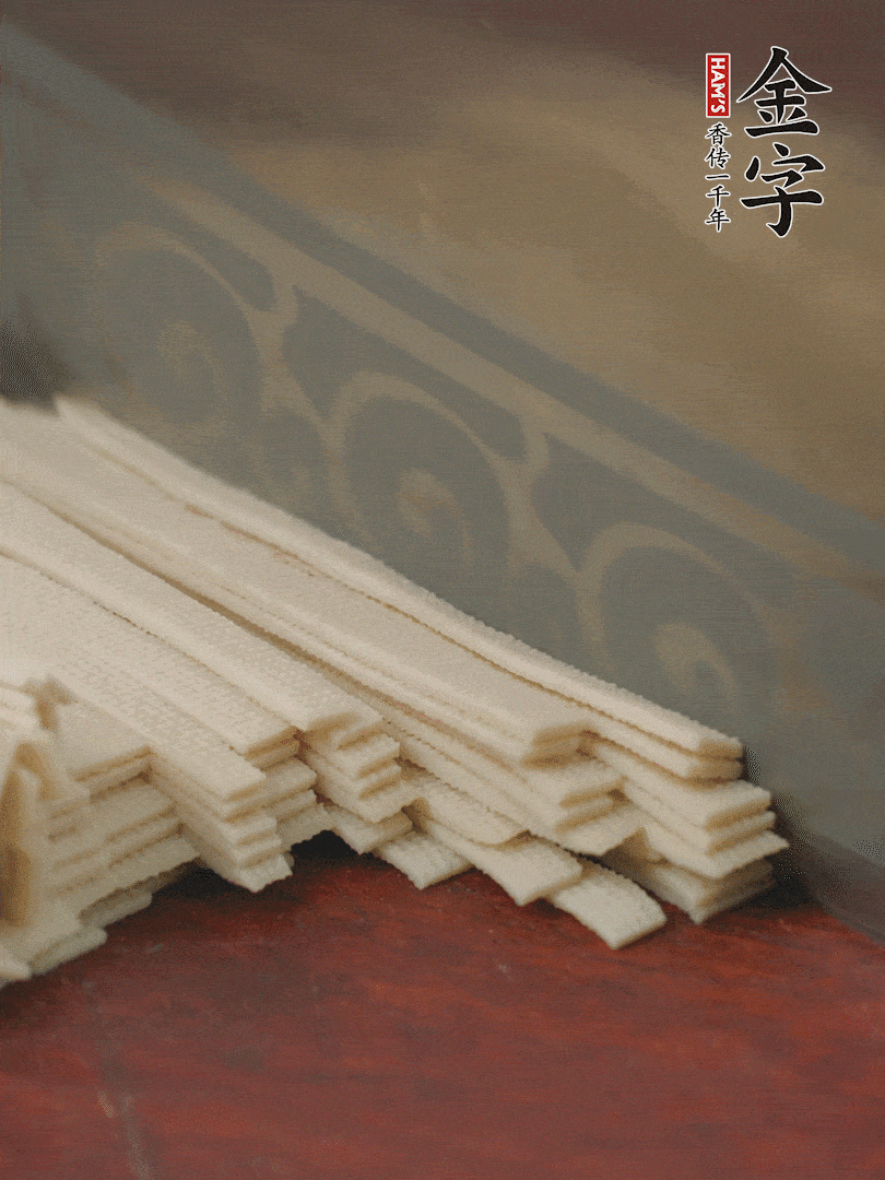 燉火腿期間，千張切細(xì)絲，白蘿卜去皮切細(xì)絲，蒜葉切細(xì)丁。