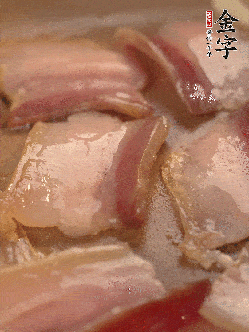 鍋中熱油煸香大蒜、咸肉。