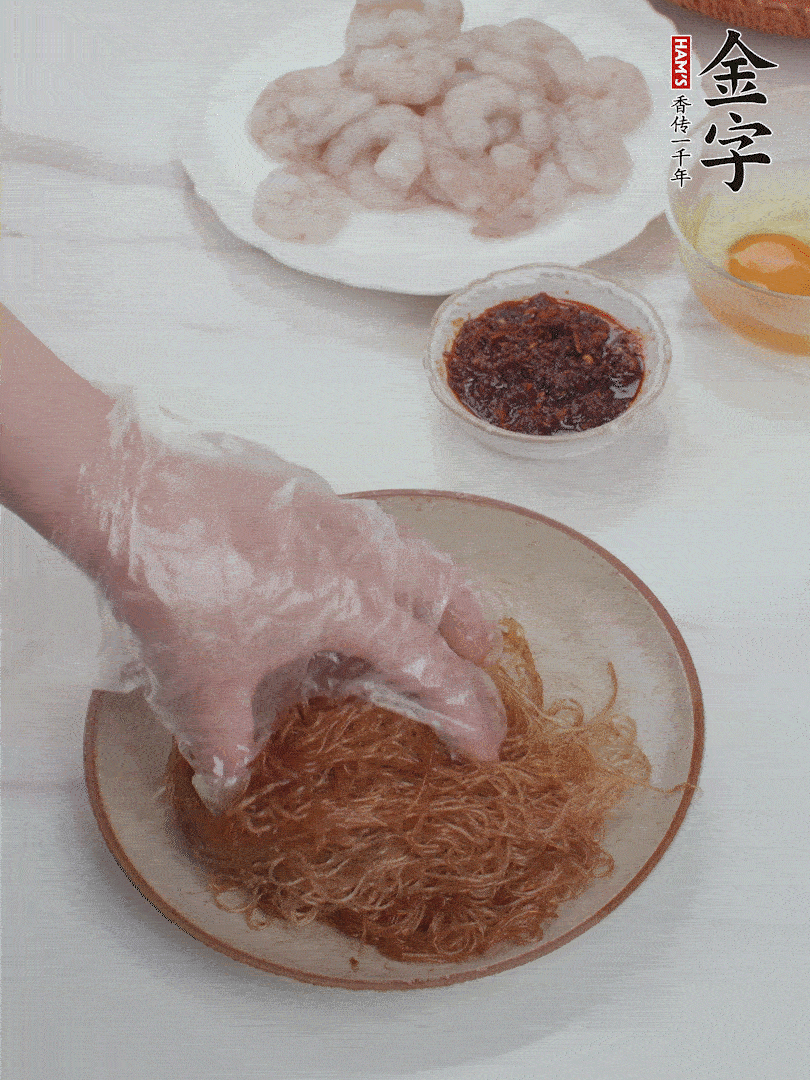 粉絲泡軟后，入沸水煮10秒，撈出后加1/2勺老抽、1/2勺食用油挑松。