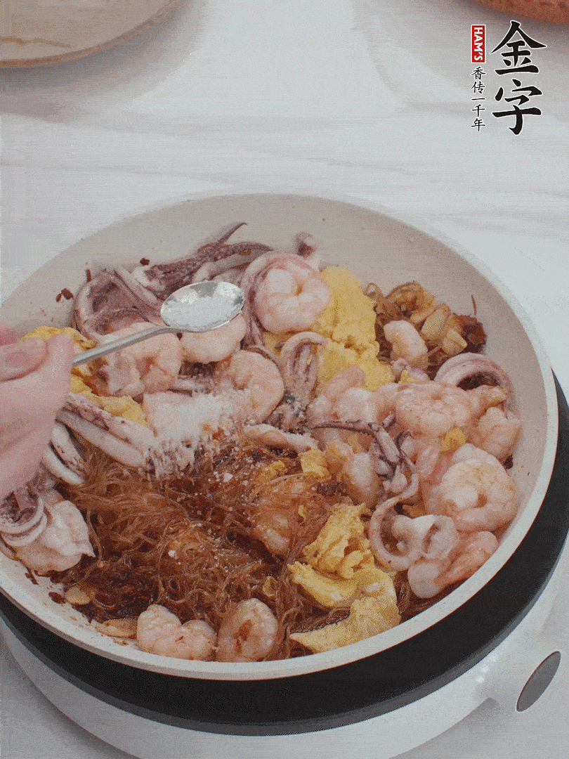 加雞蛋，蝦仁，魷魚混合。