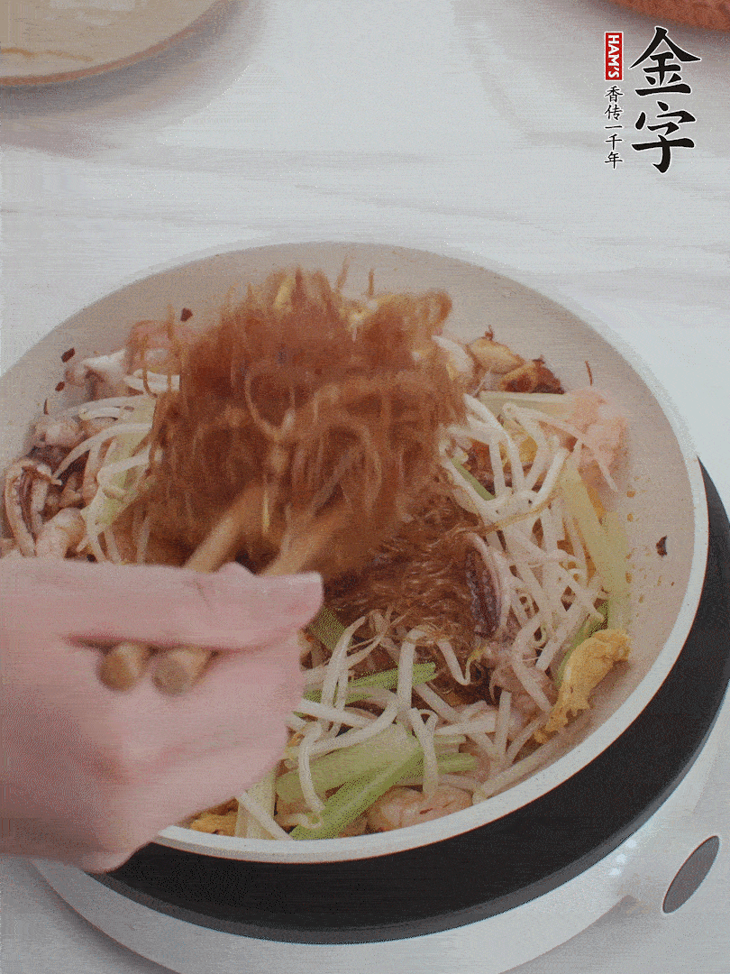 放焯好水的香芹、豆芽翻炒挑松。