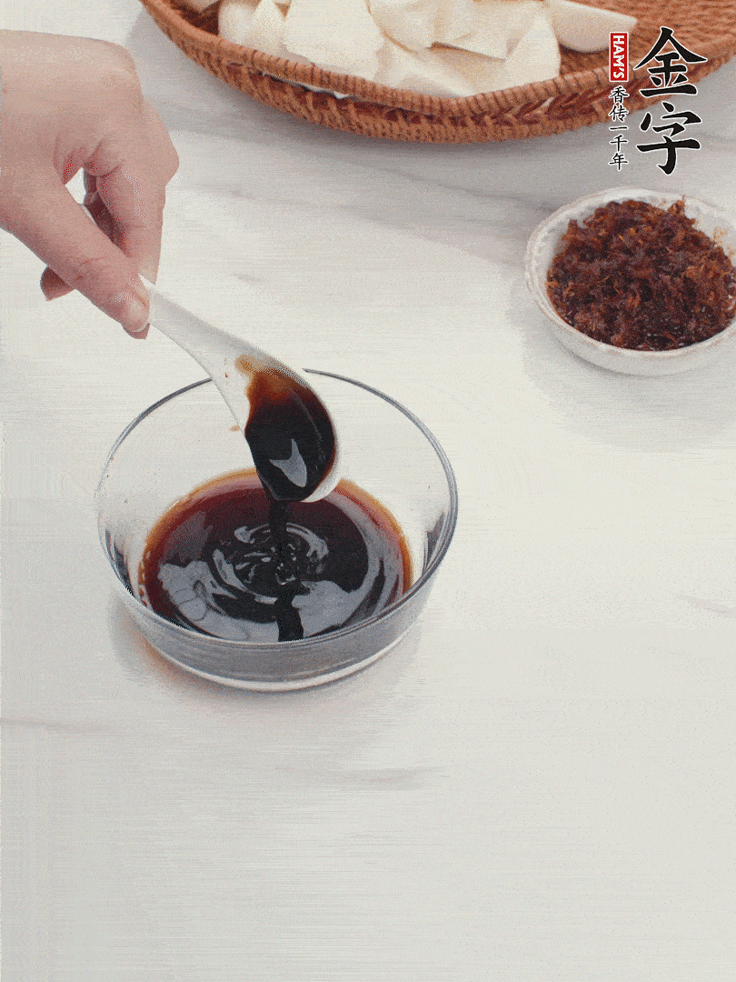 將生抽、老抽、黃酒和白砂糖在小碗里調(diào)成味汁。
