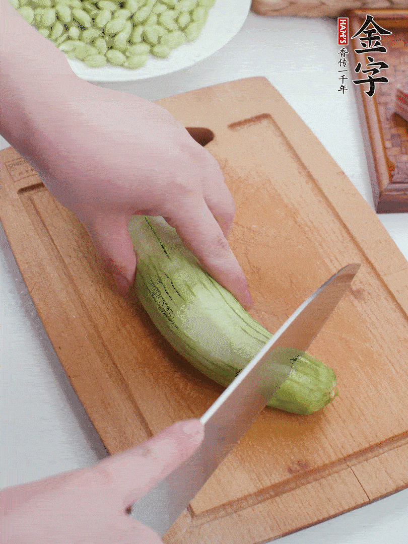 絲瓜去掉外皮，去掉兩端，切成滾刀塊。