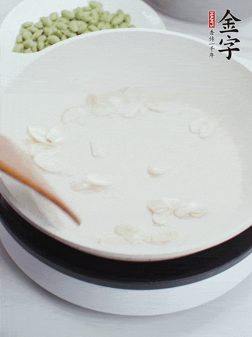 金字淡咸肉煮15分鐘，撈出切片。油5成熱時，蒜末、咸肉爆香。