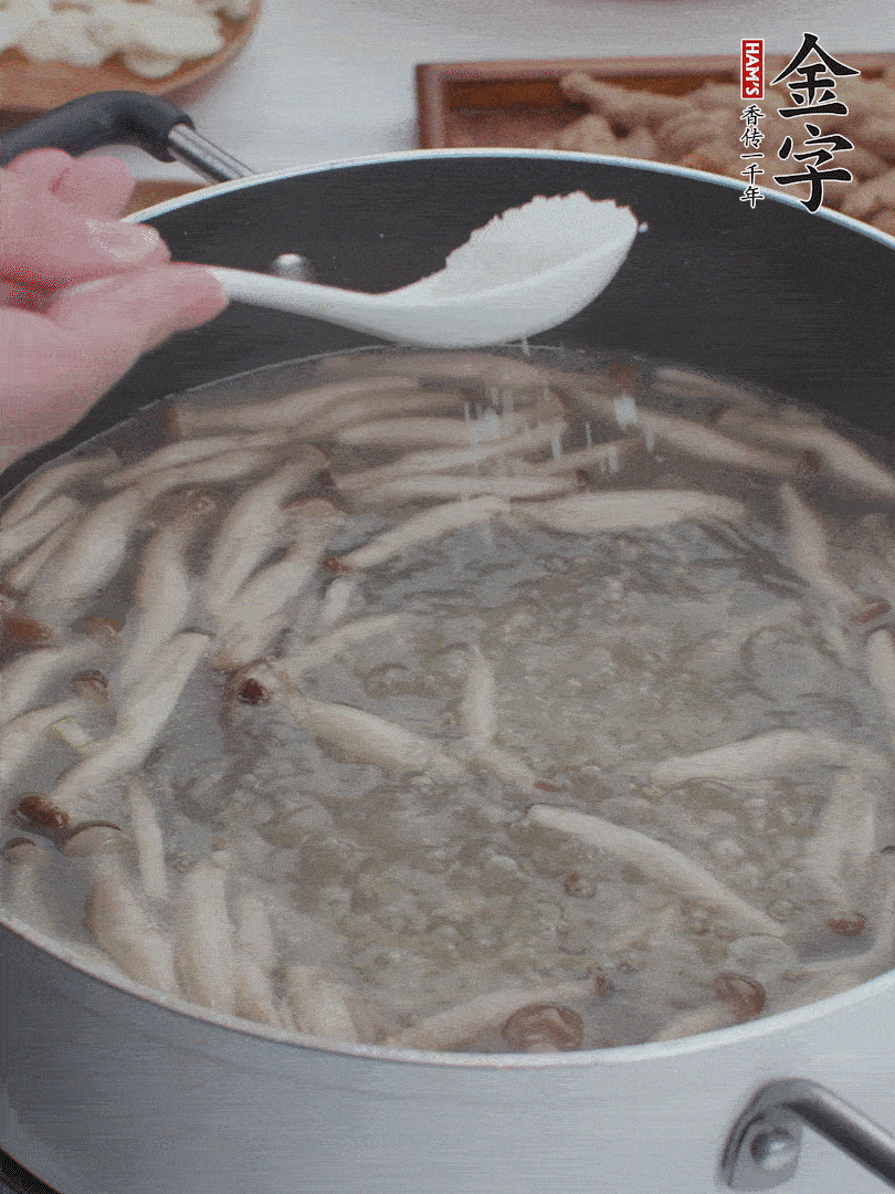 1勺鹽、一點(diǎn)胡椒粉調(diào)味。