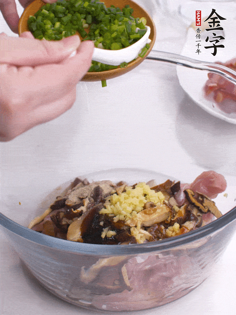 雞肉、香菇混合，加清水1/3杯、料酒1勺、蠔油1勺、鹽1勺、糖1/4勺、白胡椒1/4勺、食用油1勺、香油1/4勺、姜末、蔥花，攪拌均勻腌制2小時。