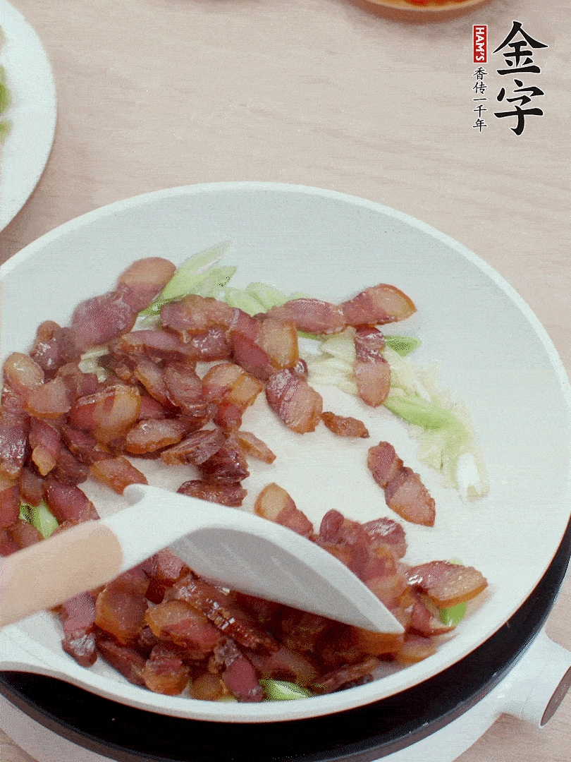 鍋中少許油，姜、蒜白爆香，下臘肉煸出油脂。