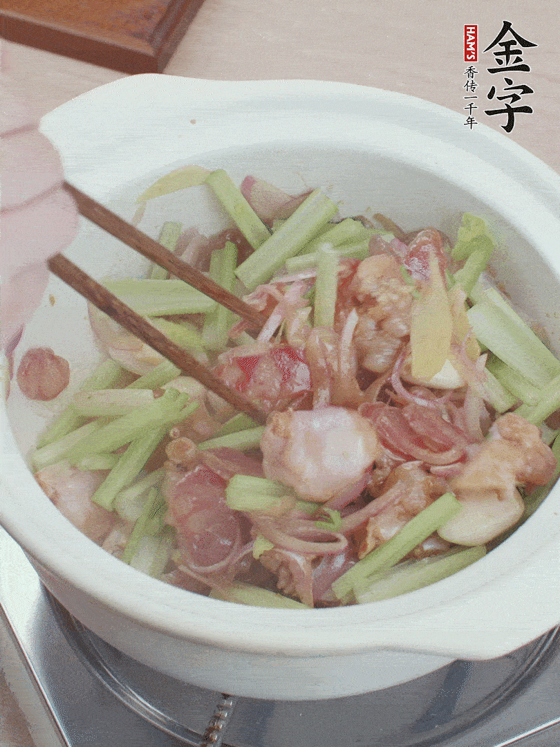 下牛蛙、芹菜、香腸翻炒。
