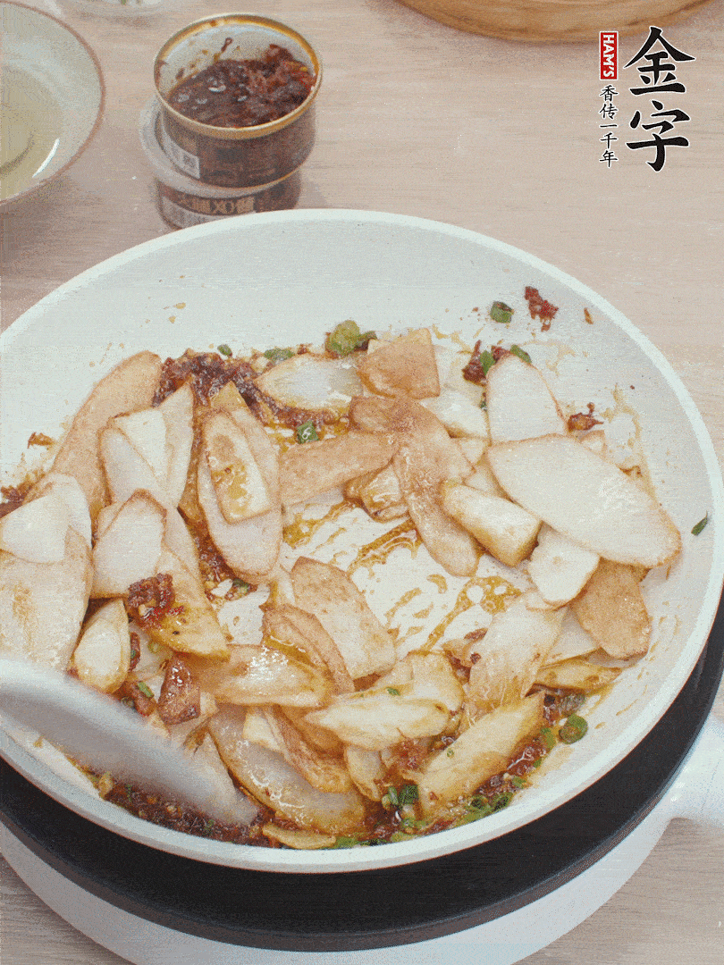 下山藥炒勻，撒蔥花。