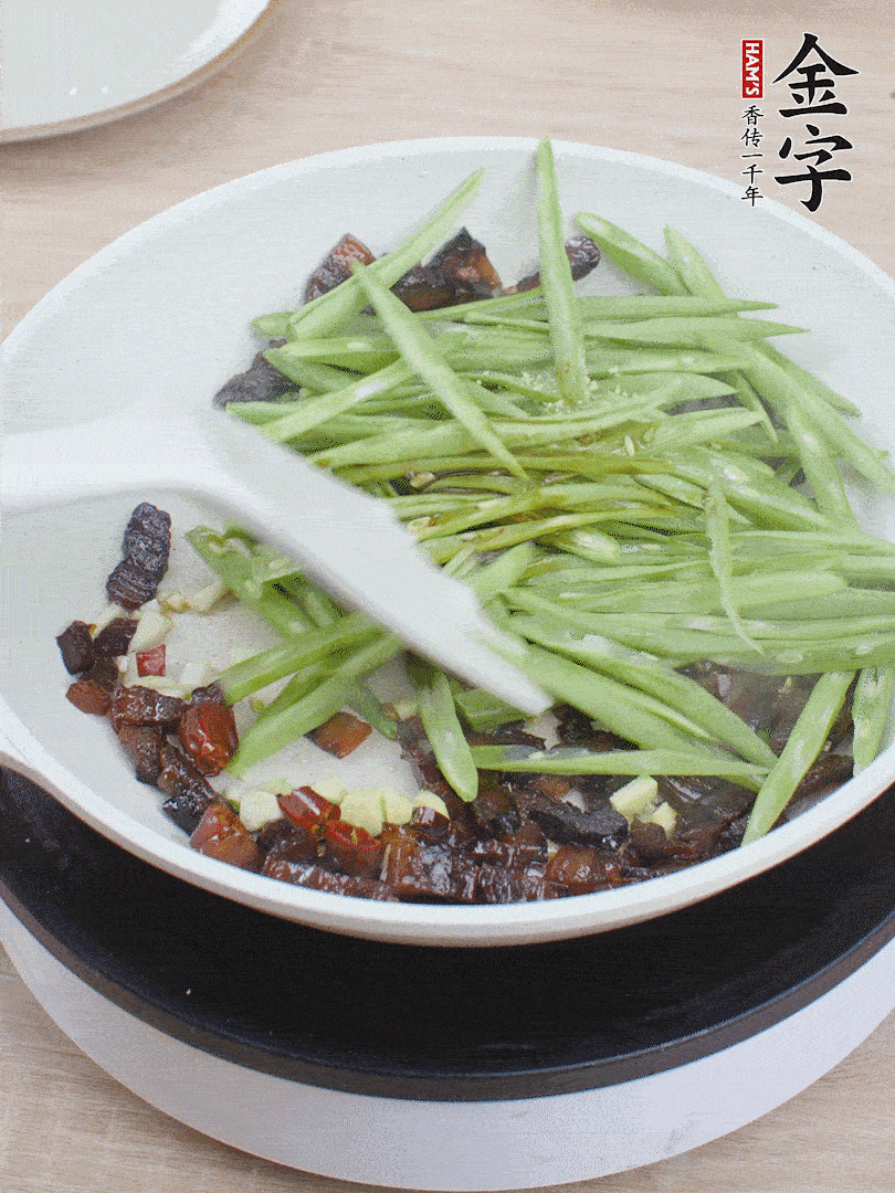 下豆角，生抽、雞精調(diào)味，炒到斷生。