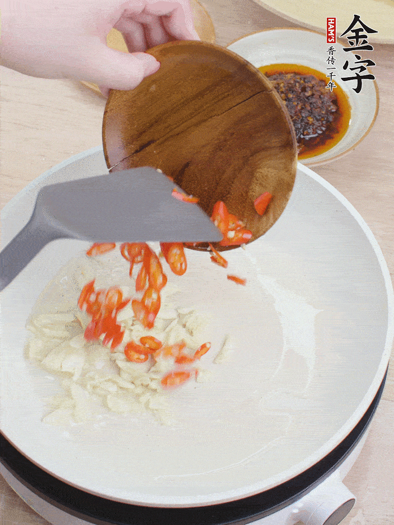 油熱煸香蒜末、辣椒。