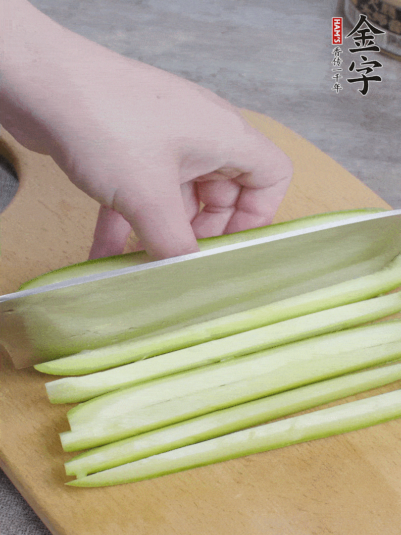 西葫蘆對半切，去瓤切條。