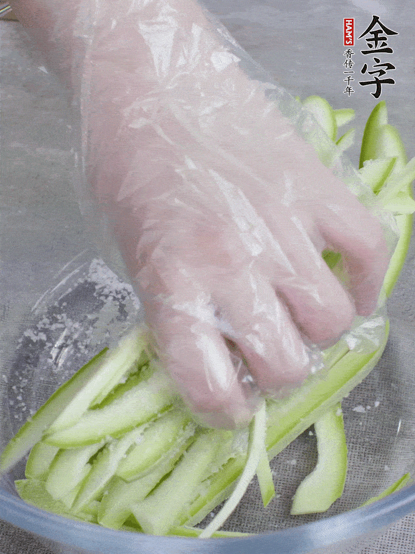 加鹽腌制15分鐘，清洗后擠干水份。
