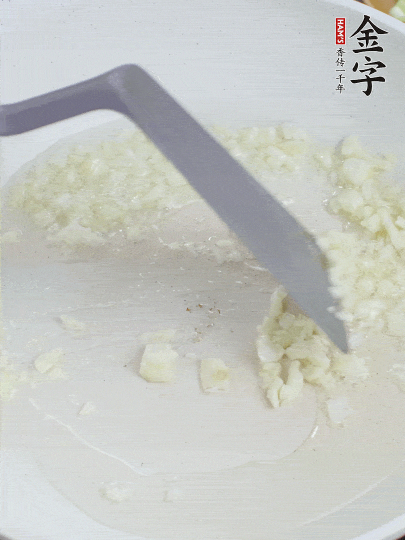 冷鍋熱油，下大蒜煎至兩面微黃。
