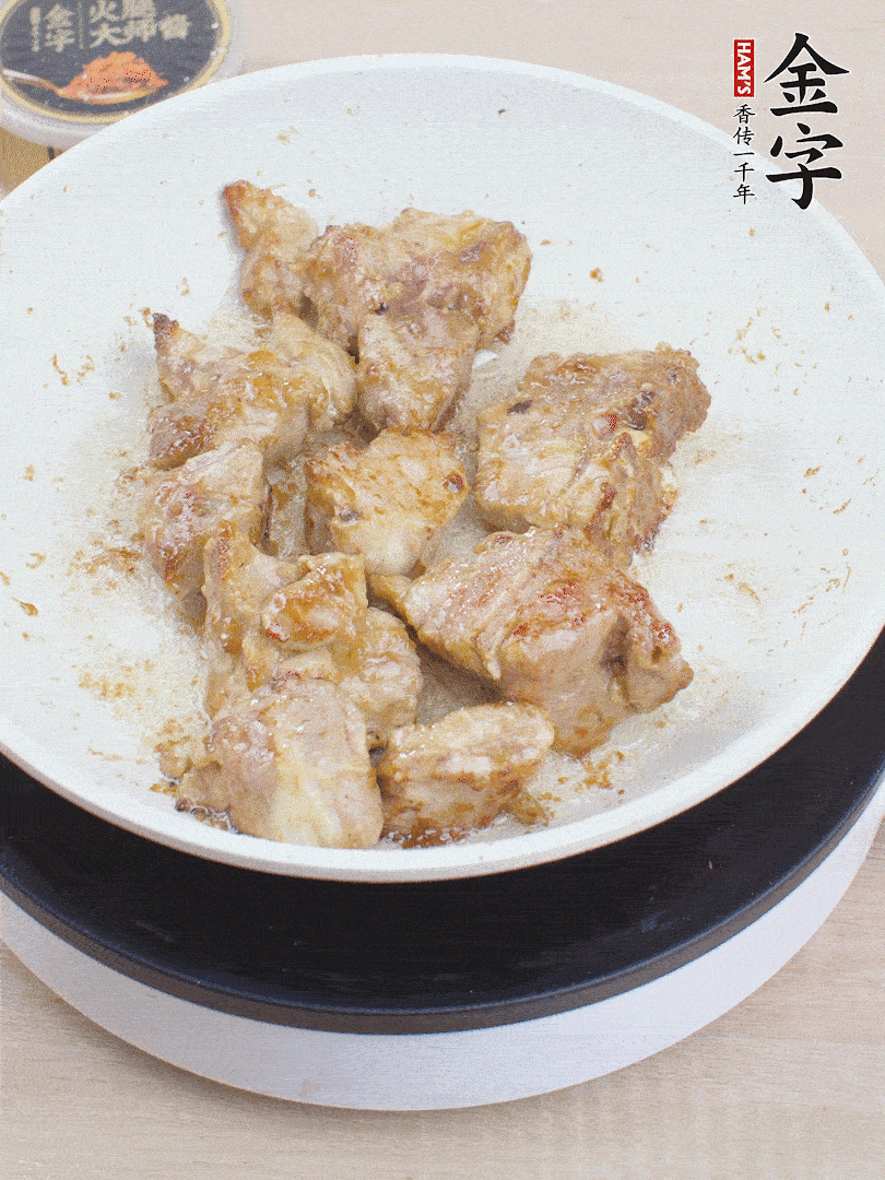 油4成熱，下小排煎炒至邊緣微微發(fā)焦。