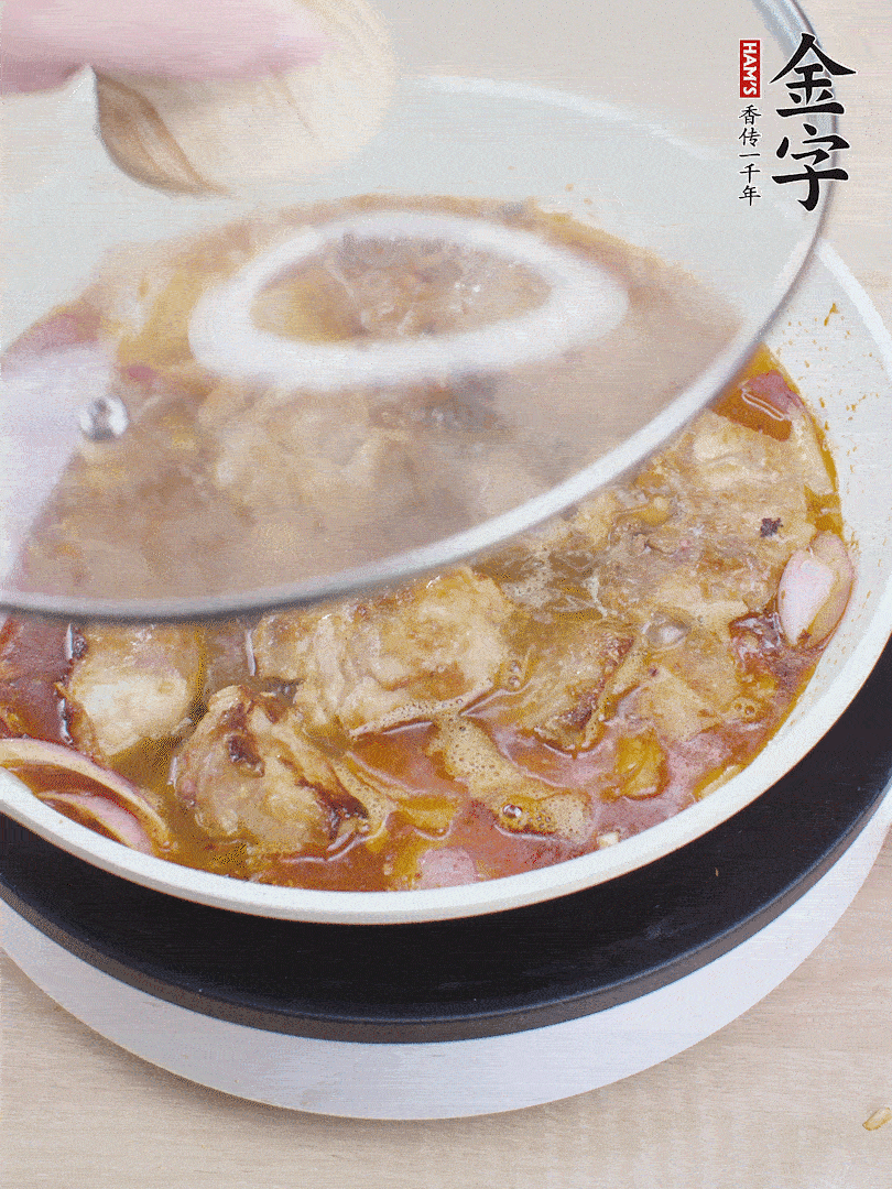 下小排翻炒，加1勺生抽、1點(diǎn)白砂糖和少許水燜2分鐘。