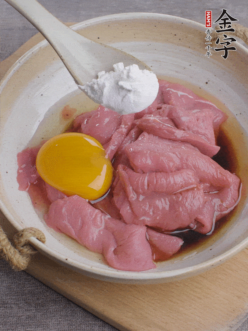 牛肉切片，雞蛋1個(gè)、水2勺、料酒1/2勺、生抽1/2勺、生粉1勺腌15分鐘。