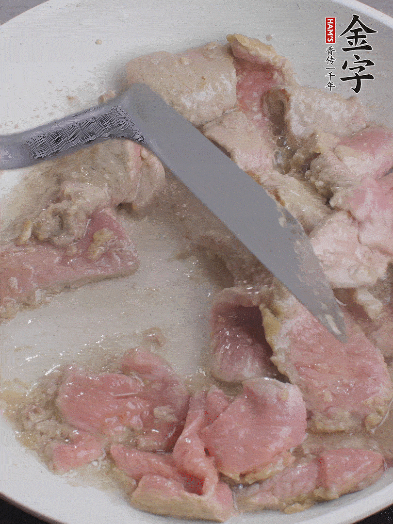 鍋中少油，下牛肉炒至變色。（盛出來(lái)）