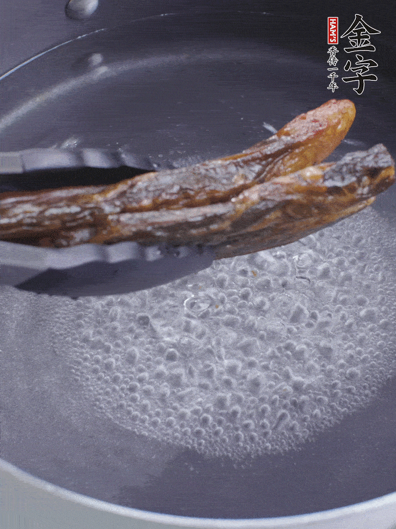 金字醬油肉水煮15分鐘，切薄片。