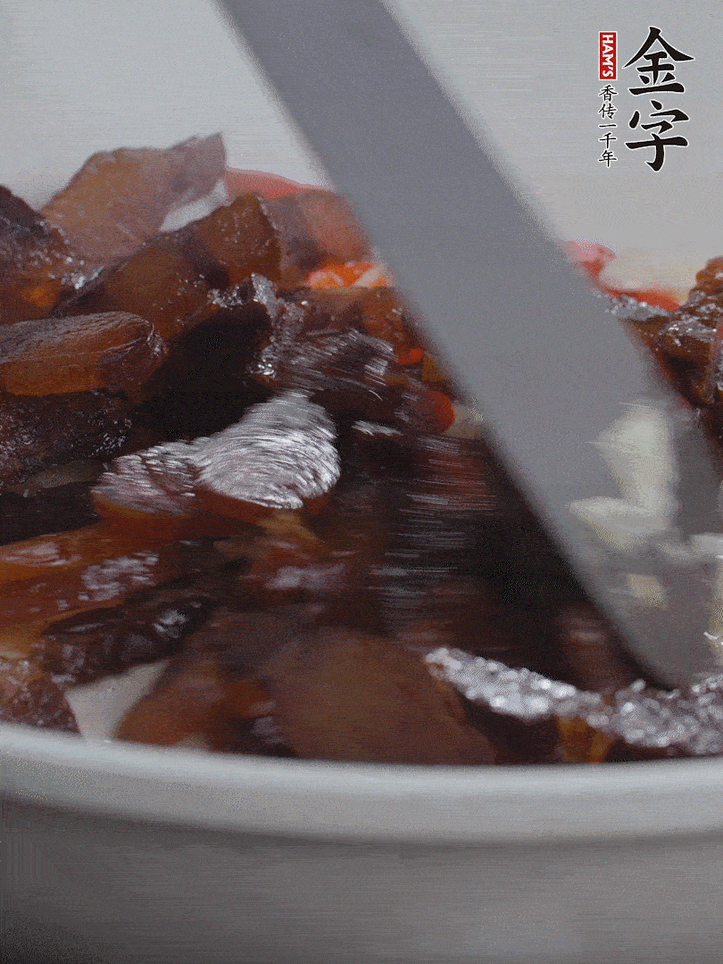 下醬油肉，煸出油脂。