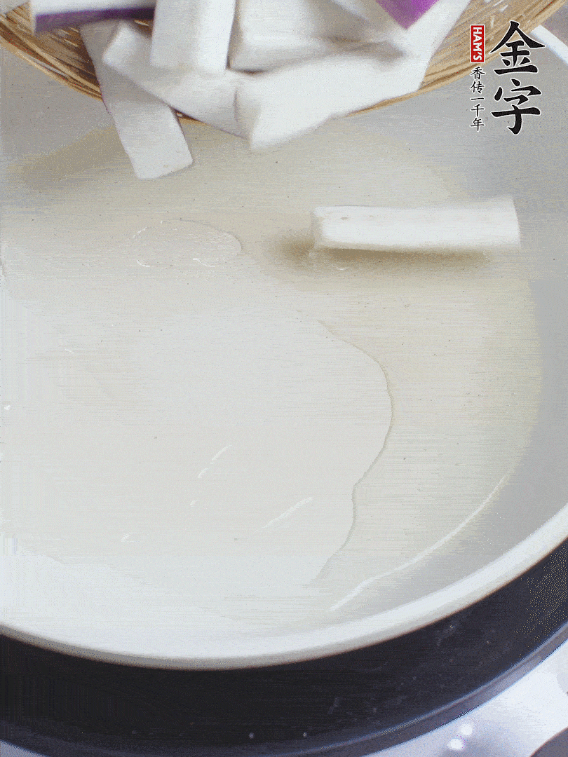 杭茄洗凈去蒂，縱向剖成4份，切成長10cm左右的段。白洋蔥切絲?？谀⑾磧羧サ舯?。紅椒切菱形片。